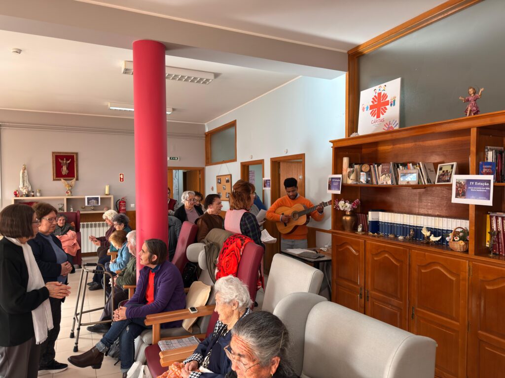 Centro de Dia/Centro de Convívio celebra Via Sacra com utentes, no decorrer da Semana Nacional Cáritas
